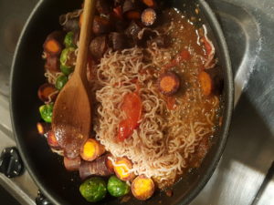 Konjac noodles, Brussels sprouts, carrot, bio tomato 