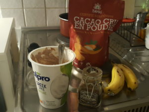 Quick morning strength :Raw cocoa powder, Greek iogurt, banana, cinnamon 