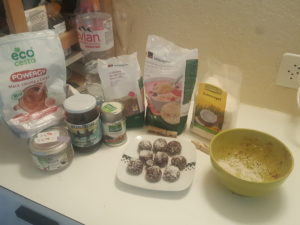 Energy balls: maca, lucuma, cacao, date syrop