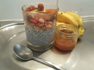 2 phases: Pudding chia + oars banana goji white berries almond marmalade peach goji