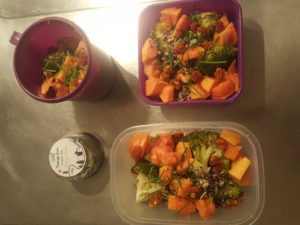 Sunday evening : preparing week tupperwares - broccoli, papaya, tricolor Quinoa, physalis. On the day you add fine herb cheese and sunflower and pumpkin seeds 
