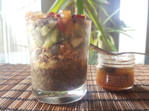 3 phases : Pudding chia with apple juice and ginger shot + muesli with oat flakes, cacao, millet and amaranth + kiwi