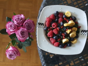 Light dinner with rose smell : spinach, banana, raspberry, blueberry, hemp seed 