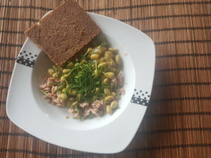 Light COVID-19 lunch: tuna, edamame bio, chive from the garden and organic spelt bread