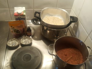 Integral rice with almond milk, cinnamon and pistachios. Brown rice with almond milk, cinnamon and pistachios. Light and plenty of properties 