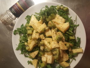 Light dinner :rucula, organic sweet pinaple, kiwi, chocolate pepper. Fresh fruits and vegetables are very important for well-being at second week of period cycle in women