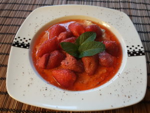 Custard made with oat with creamy caramelized toasted almond milk . Topping : organic very sweet strawberries with its own strawberry juice as coulant. Marroquin mint leaves