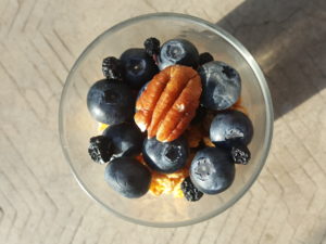 3 phases breakfast : blueberries and pecan nuts