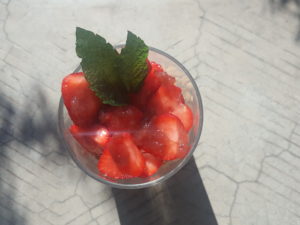 Sunny breakfast: 3 phases gourmand and healthy with amazing organic sweet strawberries and Marroquin mint 