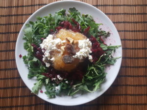 Light salad for energy before the period comes : nuts, red beet, root vegetables and fresh fruit are perfect for this moment before the period comes 