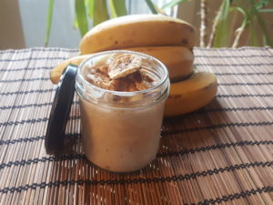 Banana custard : soy yogurt, banana, cinnamon. Topping : dried banana, cinnamon 
