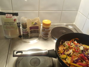 Asian wok. Vegetables and Konjac rice, lime, black pepper, coriandre and nutmeg. Topping : chia, sesame and chives