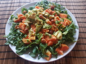 Dinner for more strength while menstruation : avocado, papaya, crocanti physalis, ruccula 