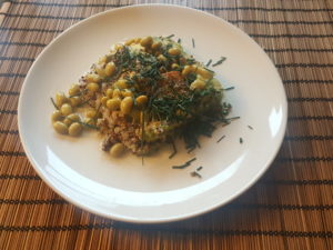  Edamame, salmon, chia, millet, rice, yellow lentils, avocado. Topping : chive