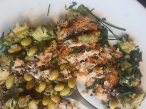 Edamame, salmon, chia, millet, rice, yellow lentils, avocado. Topping : chive