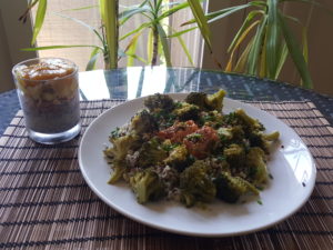Chia and integral rice, salmon with black pepper, broccoli, sesame seeds and chive. Dessert : 3 phases with apple and cranberry muesli and zeilan sunny kiwi with mango and apple compote