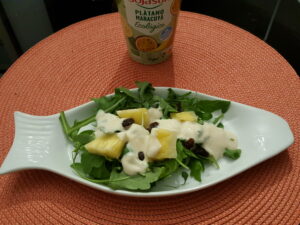 Rucula, pineapple, banana- maracujà soy iogurt, raisins 