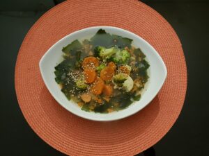 Parsnip, carrot, wakame seaweed, celery, pepper, broccoli, cauliflower, sesame, flax and goji seeds 