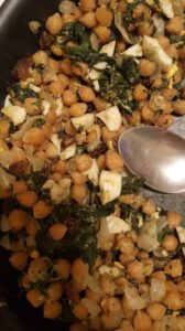 Checkpeas, spinachs, boiled egg, onion, raisin, tunna fish, viande séchée 