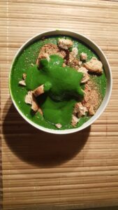 Spinach smoothy with toats