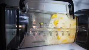 Home made smoothy : whole oat bran, mango, almond milk 