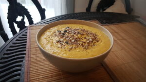 Home made smoothy : whole oat bran, mango, almond milk 