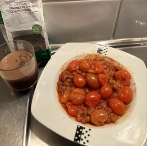 Complete healthy lunch: Beans with natural tomato and desert consistent of 3 tea spoons of chia with 1 tea spoon pure cocoa and almond milk (prepared one day before and in the fridge so that the chia is inflated)